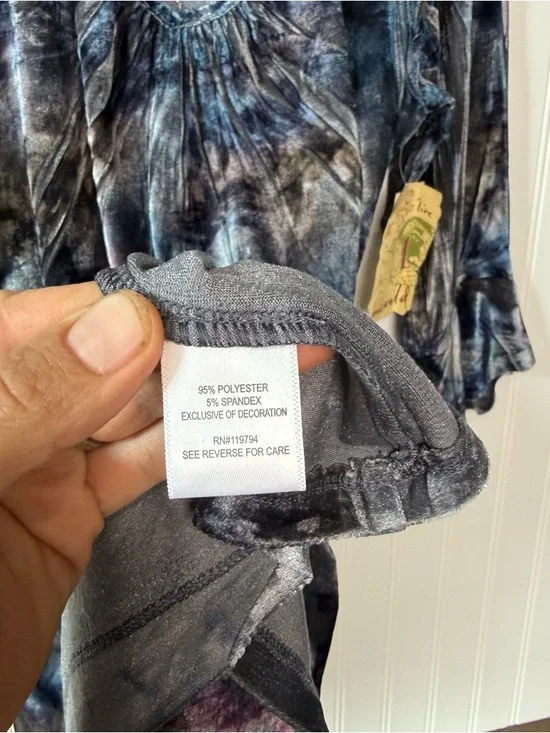 One World Velvet Tie Dye Lace Back Boho Blouse NWT Medium - Picture 7 of 11